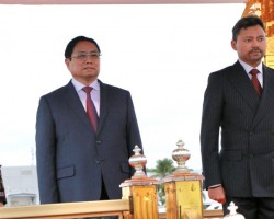 Thủ tướng Phạm Minh Chính và phu nhân, Thái tử Brunei và phu nhân trong lễ đón chính thức tại sân bay - Ảnh: DUY LINH