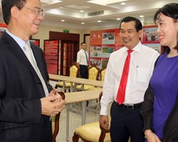 Bà Hồ Thu Ánh, Phó Chủ tịch UBND tỉnh, mong muốn mối quan hệ hợp tác giữa tỉnh và Tổng Lãnh sự các nước sẽ tiếp tục được gắn chặt.