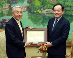 Phó Thủ tướng Trần Lưu Quang tặng quà lưu niệm cho Chủ tịch danh dự Liên đoàn Kinh tế Kyushu Aso Yutaka - Ảnh: Hải Minh