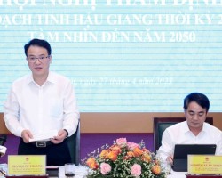 Đồng chí Nghiêm Xuân Thành , Ủy viên Trung ương Đảng, Bí thư Tỉnh ủy, phát biểu tại hội nghị tiếp xúc với nhân dân thành phố Vị Thanh
