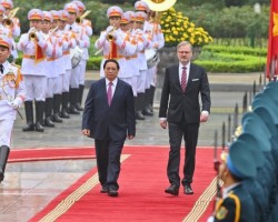 Thủ tướng Phạm Minh Chính và Thủ tướng Cộng hòa Czech Petr Fiala tại lễ đón ở Phủ Chủ tịch ngày 21/4. Ảnh: Giang Huy