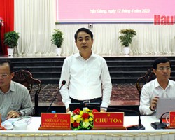 Ông Nguyễn Văn Nhân – Chủ tịch Liên hiệp các tổ chức hữu nghị tỉnh Hậu Giang và nhà tài trợ chụp ảnh lưu niệm cùng gia đình.