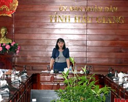 Phái đoàn Phi hành và đại biểu tham dự Tuần lễ không gian Việt Nam - Hậu Giang 2023, cùng chụp ảnh lưu niệm với  học sinh hoàn cảnh khó khăn được tặng quà.