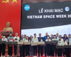 Phái đoàn Phi hành và đại biểu tham dự Tuần lễ không gian Việt Nam - Hậu Giang 2023, cùng chụp ảnh lưu niệm với  học sinh hoàn cảnh khó khăn được tặng quà.
