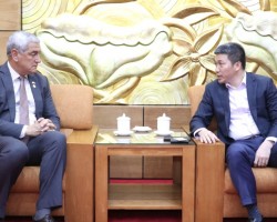 Phó Chủ tịch - Tổng Thư ký VUFO Phan Anh Sơn (bìa phải) trao đổi với Giám đốc DPAA Kelly McKeague tại buổi tiếp (Ảnh: Thu Hà).