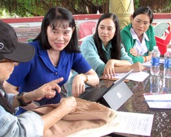 Nhà thiết kế Minh Hạnh, đại diện Công ty TNHH Việt Mốt, giới thiệu vải được dệt bằng tơ khóm, sẽ được sử dụng để may áo bà ba phục vụ lễ hội.