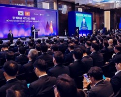 Tổng thống Hàn Quốc Yoon Suk-yeol phát biểu tại Diễn đàn doanh nghiệp Việt Nam - Hàn Quốc. ngày 23/6. Ảnh: Giang Huy