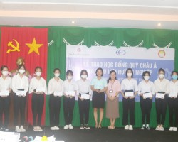 Bà Nguyễn Thị Thuỳ - Trưởng Phòng Nghiệp Vụ, Liên hiệp Hậu Giang (áo xanh, thứ 8 từ phải sang) trao học bổng cho các em nữ sinh