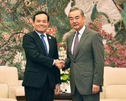 Phó thủ tướng Trần Lưu Quang (trái) và Ngoại trưởng Trung Quốc Vương Nghị trong cuộc gặp ngày 16/8. Ảnh: BNG