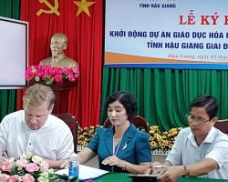 Đại diện Sở Giáo dục và Đào tạo, Tổ chức Liên minh Na-Uy tại Việt Nam, ký kết khởi động dự án.