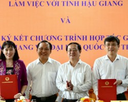 Đại diện UBND tỉnh Hậu Giang và Đại học Quốc gia TP HCM ký hợp tác trước sự chứng kiến của Bộ trưởng Huỳnh Thành Đạt. Ảnh: An Bình