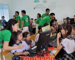 Các đại biểu tham dự lễ khánh thành tham quan phòng máy tính và cùng học sinh trải nghiệm sử dụng máy tính.