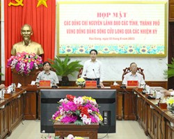 Ông Nghiêm Xuân Thành (đứng), Ủy viên Trung ương Đảng, Bí thư Tỉnh ủy, phát biểu tại buổi họp mặt.