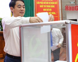 Ông Nghiêm Xuân Thành, Ủy viên Trung ương Đảng, Bí thư Tỉnh ủy, bỏ phiếu thực hiện quy trình giới thiệu nhân sự quy hoạch Ban Chấp hành Trung ương Đảng khóa XIV, nhiệm kỳ 2026-2031.