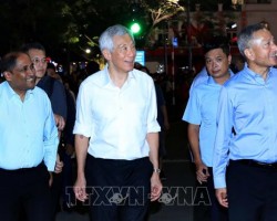 Thủ tướng Cộng hòa Singapore Lý Hiển Long đi dạo tại khu vực Hồ Hoàn Kiếm (Ảnh: An Đăng/TTXVN).