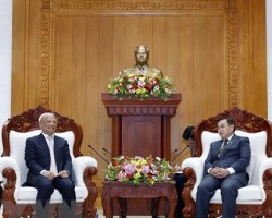 Chủ tịch Quốc hội Xaysomphone Phomvihane tiếp thân mật ông Uông Chu Lưu cùng đoàn công tác tại trụ sở Quốc hội Lào. (Ảnh: Phạm Kiên/TTXVN)