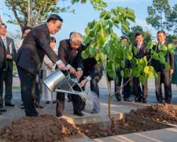 Chủ tịch Quốc hội Vương Đình Huệ và Chủ tịch Thượng viện Nhật Bản Otsuji Hidehisa thực hiện nghi thức trồng cây (Ảnh: quochoi.vn).