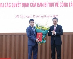 Comrade Nguyen Quang Duong, Member of the Party Central Committee, Deputy Head of the Central Organizing Committee, handed over the Decision to comrade Phan Anh Son (Photo: Thu Ha)