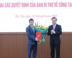 Đồng chí Nguyễn Quang Dương, Phó Trưởng Ban Tổ chức Trung ương trao Quyết định và tặng hoa chúc mừng đồng chí Phan Anh Sơn. (Ảnh: Thu Hà)