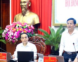 Ông Trần Văn Huyến (đứng), Phó Bí thư Thường trực Tỉnh ủy, Chủ tịch HĐND tỉnh, phát biểu tại buổi làm việc. Ảnh: TRƯỜNG SƠN