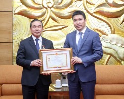 Chủ tịch VUFO Phan Anh Sơn trao tặng kỷ niệm chương "Vì hòa bình, hữu nghị giữa các dân tộc" cho Đại sứ Sengphet Houngboungnuang. (Ảnh: Thu Hà)