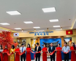 At the inauguration of the Korean Corner at the Hung Vuong University in Phu Tho.