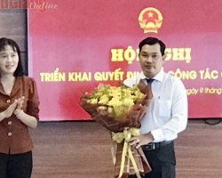 Phó Chủ tịch UBND tỉnh Hồ Thu Ánh trao quyết định và hoa cho ông Lê Minh Tuấn.