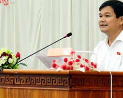 Ông Nguyễn Văn Quân, Giám đốc Sở Công Thương, đại biểu Quốc hội tỉnh, thông tin với cử tri về chương trình Kỳ họp thứ sáu Quốc hội khóa XV.