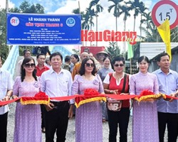 Delegates cut the ribbon to inaugurate Tinh Trang 6 bridge. Photo: THANH HUAN