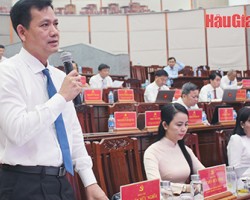 Đại biểu phát biểu ý kiến thảo luận tại Hội nghị Ban Chấp hành Đảng bộ tỉnh lần thứ 15.