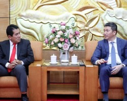 Đoàn Chủ tịch Liên hiệp các tổ chức hữu nghị Việt Nam Phan Anh Sơn (phải) tiếp Tổng Bí thư Đảng Cộng sản Peru Luis Villanueva Carbajal, ngày 9/11 tại Hà Nội (Ảnh: Thu Hà).