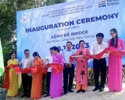 Mr.Nguyen Van Nhan, Chairman of Hau Giang Union of Friendship Organizations (4th from right) with the CNCF and representatives of local leaders performed the ribbon-cutting ceremony. Photo: Le An