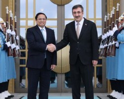 Phó Tổng thống Thổ Nhĩ Kỳ Cevdet Yilmaz và Thủ tướng Chính phủ Phạm Minh Chính tại lễ đón chính thức - Ảnh: VGP/Nhật Bắc