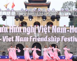 Chương trình Giao lưu hữu nghị Việt Nam - Hoa Kỳ thu hút gần 3.000 người tham gia.