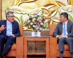 Chủ tịch Liên hiệp các tổ chức hữu nghị Việt Nam Phan Anh Sơn (phải) tiếp Đại sứ Iran tại Việt Nam Ali Akbar Nazari, ngày 22/12 tại Hà Nội. (Ảnh: Đinh Hòa)
