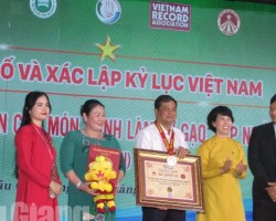 Tổ chức Kỷ lục Việt Nam trao bằng xác nhận kỷ lục Việt Nam cho đại diện tỉnh Hậu Giang.