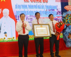 Phó Chủ tịch Thường trực UBND tỉnh Trương Cảnh Tuyên trao bảng công nhận xã Đại Thành, thành phố Ngã Bảy đạt chuẩn nông thôn mới kiểu mẫu.
