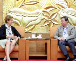 Vice President of the Viet Nam Union of Friendship Organizations Nguyen Ngoc Hung (R) received the Two-sided Project delegation led by Margot C. Delogne. (Photo: Dinh Hoa)