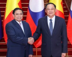 Thủ tướng Phạm Minh Chính gặp Thủ tướng Lào Sonexay Siphandone, tháng 10/2023- Ảnh: TTXVN
