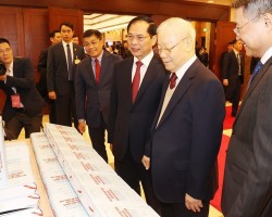 Tổng Bí thư Nguyễn Phú Trọng tham quan trưng bày sách về Ngoại giao Việt Nam tại Hội nghị Ngoại giao lần thứ 32 _Ảnh: TTXVN