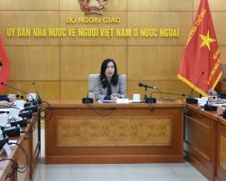 Thứ trưởng Lê Thị Thu Hằng, Chủ nhiệm Ủy ban Nhà nước về người Việt Nam ở nước ngoài phát biểu tại buổi gặp gỡ.