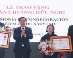 National Assembly Chairman Vuong Dinh Hue (2nd from the left) presents the Friendship Order to the ICAV and its Chairwoman President Poldi Sosa Schmidt.