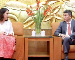 Chủ tịch Liên hiệp các tổ chức hữu nghị Việt Nam Phan Anh Sơn (phải) tiếp Đại sứ New Zealand tại Việt Nam Tredene Dobson, ngày 16/1 tại Hà Nội. (Ảnh: Đinh Hòa)