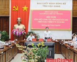 Ông Trần Văn Huyến, Phó Bí thư Thường trực Tỉnh ủy, Chủ tịch HĐND tỉnh, Trưởng Ban Chỉ đạo công tác tôn giáo tỉnh, phát biểu chỉ đạo tại hội nghị.
