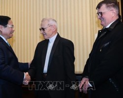 Thủ tướng Phạm Minh Chính với đại diện các Hội đoàn và bạn bè hữu nghị Romania. Ảnh: Dương Giang/TTXVN
