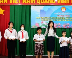 Bà Nguyễn Thị Huyền Trang – Chánh Văn phòng Liên hiệp các tổ chức hữu nghị tỉnh Hậu Giang (thứ 5 trái sang phải) trao học bổng cho các em học sinh có hoàn cảnh khó khăn