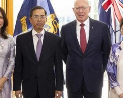 Vietnamese Ambassador to Australia Phạm Hùng Tâm (second left) and his spouse pose for a group photo with Australian Governor General David Hurley (second right) and his spouse VNA/VNS Photo