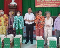 Ông Nguyễn Văn Nhân – Chủ tịch Liên hiệp Hậu Giang trao quà cho hộ nghèo trên địa bàn xã Long Bình.