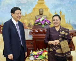 Đại sứ Lào tại Việt Nam Khamphao Ernthavanh (bìa phải) trao đổi với Chủ tịch Hội hữu nghị Việt Nam - Lào Nguyễn Đắc Vinh ngày 30/11/2023. (Ảnh: Đinh Hòa)