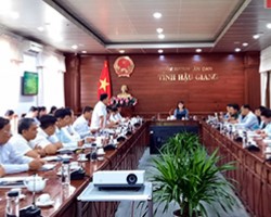 Ông Trương Cảnh Tuyên (thứ 2 từ trái sang), Phó Chủ tịch Thường trực UBND tỉnh, đến tham quan mô hình và xem trình diễn cơ giới hóa trong sản xuất lúa.